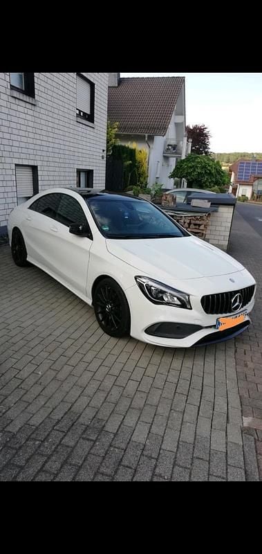 Weiß Gebraucht 2016 Mercedes CLA200 AMG line Coupé | 20.000 € (Fairer Preis) - Bild 1/4