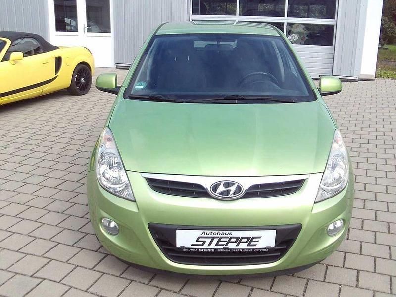 Grün Gebraucht 2009 Hyundai i20 Comfort Limousine | 2.990 € (Fairer Preis) - Bild 1/4