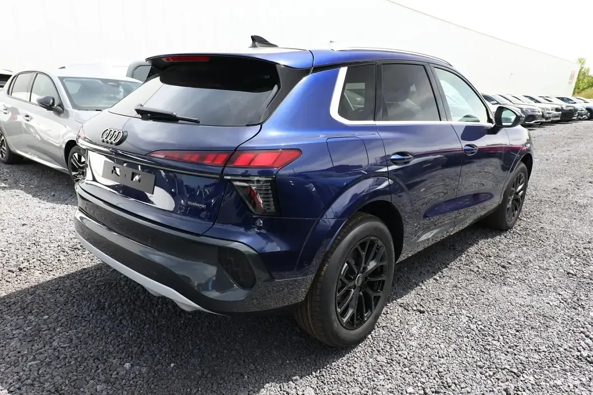 Neu Audi Q3 Ambiente 204 PS (150 kW) 2026 Navarrablau metallic SUV