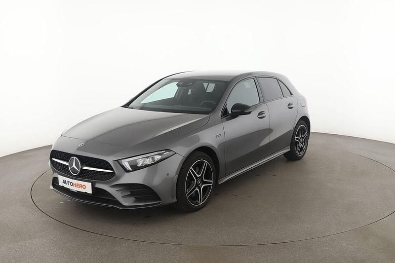 Grau Gebraucht 2020 Mercedes A250 AMG line Limousine | 24.560 € (Guter Preis) - Bild 1/3