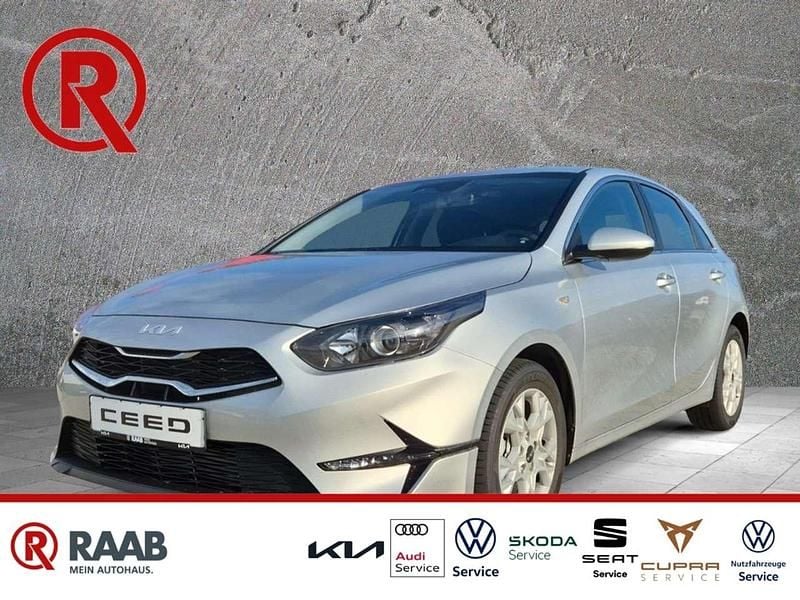 (kcs) sparkling silver m Gebraucht 2025 Kia Ceed Vision Kleinwagen | 21.895 € (Superpreis) - Bild 1/4