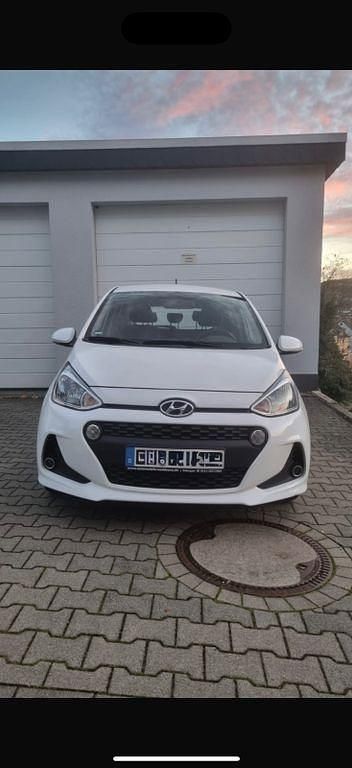 Weiß Gebraucht 2018 Hyundai i10 Passion Kleinwagen | 12.500 € (Fairer Preis) - Bild 1/4