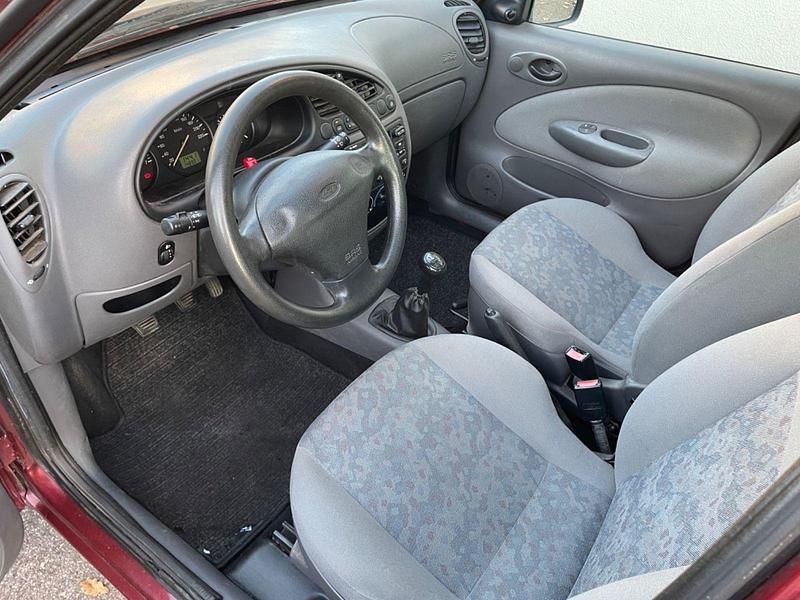 Gebraucht Ford Fiesta 60 PS (44 kW) 1999 Rot Kleinwagen