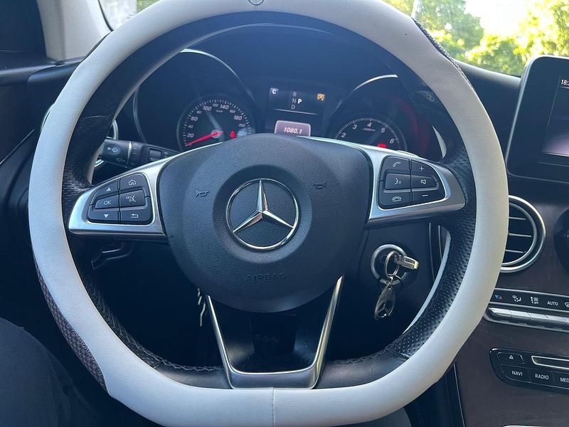 Weiß Gebraucht 2018 Mercedes GLC250 AMG line SUV | 24.599 € (Superpreis) - Bild 1/4