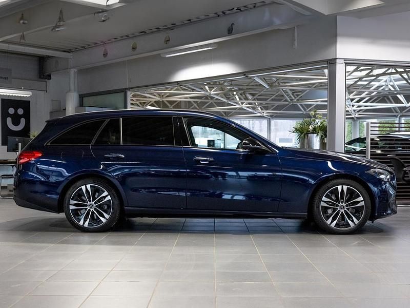 Gebraucht Mercedes C300e Avantgarde 204 PS (150 kW) 2022 Blau Limousine