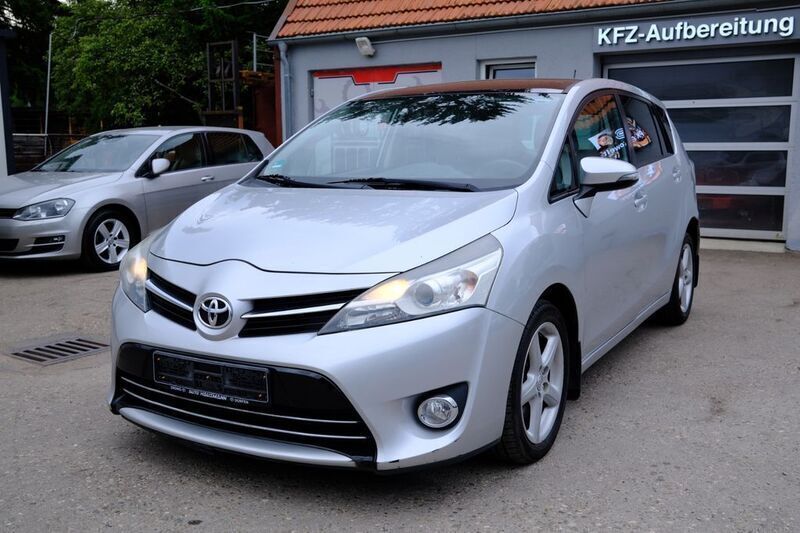 Silber Gebraucht 2013 Toyota Verso Life Van / Kleinbus | 5.900 € (Superpreis) - Bild 1/4