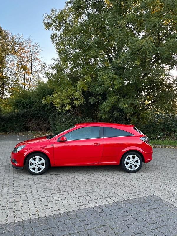 Rot Gebraucht 2009 Opel Astra GTC Coupé | 4.450 € (Fairer Preis) - Bild 1/4