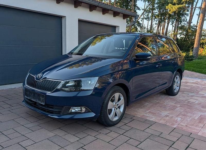 Blau Gebraucht 2015 Skoda Fabia Kleinwagen | 10.490 € (Fairer Preis) - Bild 1/4