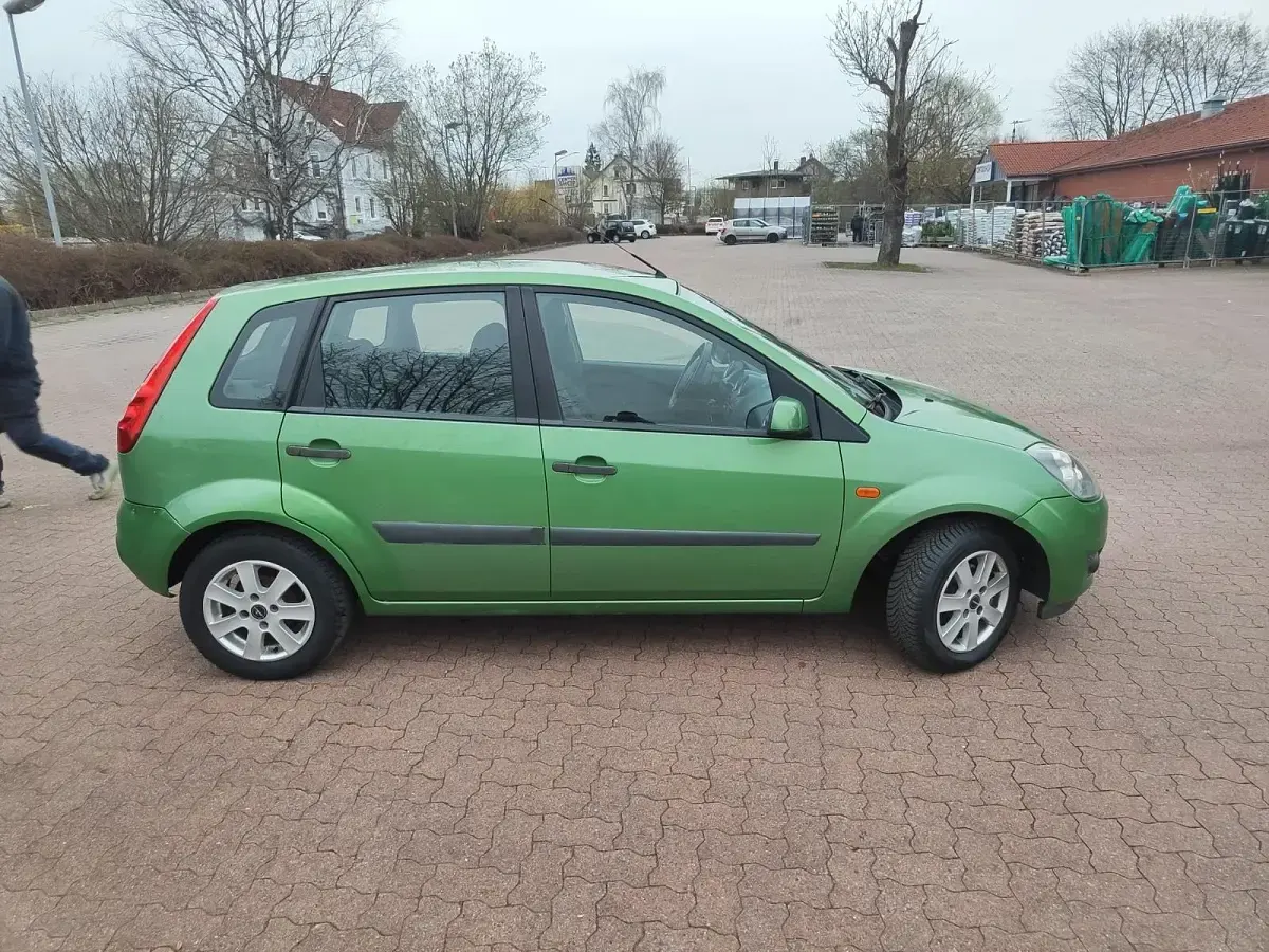 Gebraucht Ford Fiesta 80 PS (58 kW) 2007 Grün Kleinwagen
