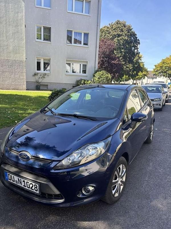 Blau Gebraucht 2012 Ford Fiesta Titanium Kleinwagen | 3.950 € (Fairer Preis) - Bild 1/4