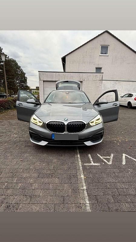 Grau Gebraucht 2024 BMW 118 Kleinwagen | 17.900 € (Superpreis) - Bild 1/4