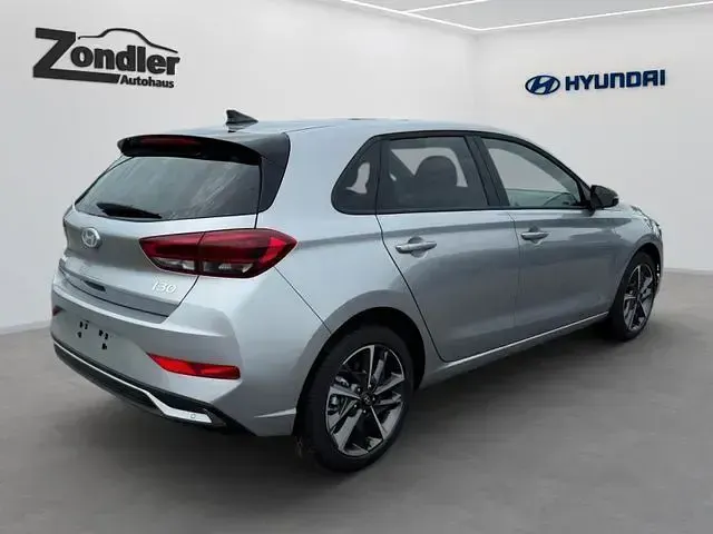 Neu Hyundai i30 Advantage 101 PS (74 kW) 2025 Silber Limousine