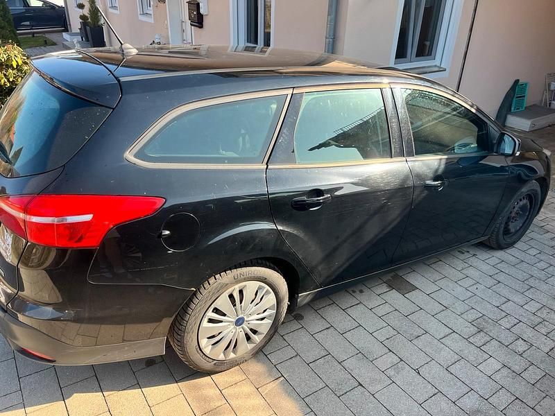 Gebraucht Ford Focus 101 PS (74 kW) 2017 Blau Kombi