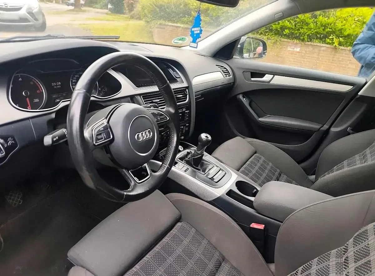 Gebraucht Audi A4 143 PS (105 kW) 2012 Schwarz Limousine