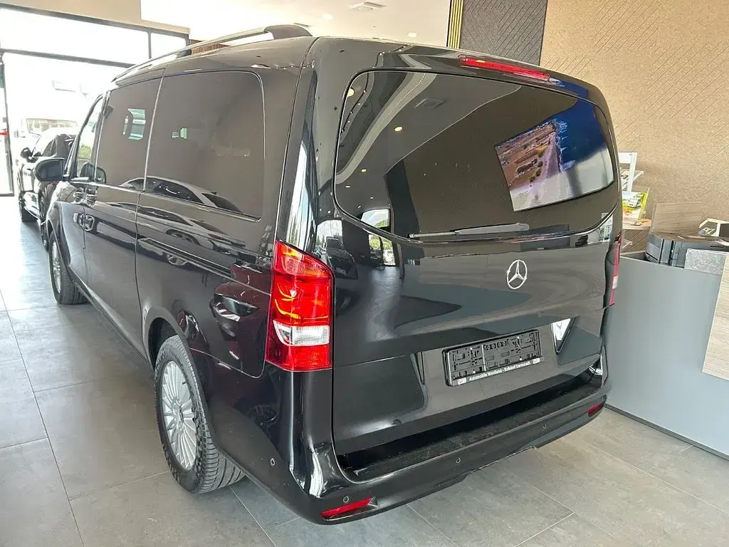 Gebraucht Mercedes V220 Avantgarde 163 PS (119 kW) 2023 Schwarz Van / Kleinbus