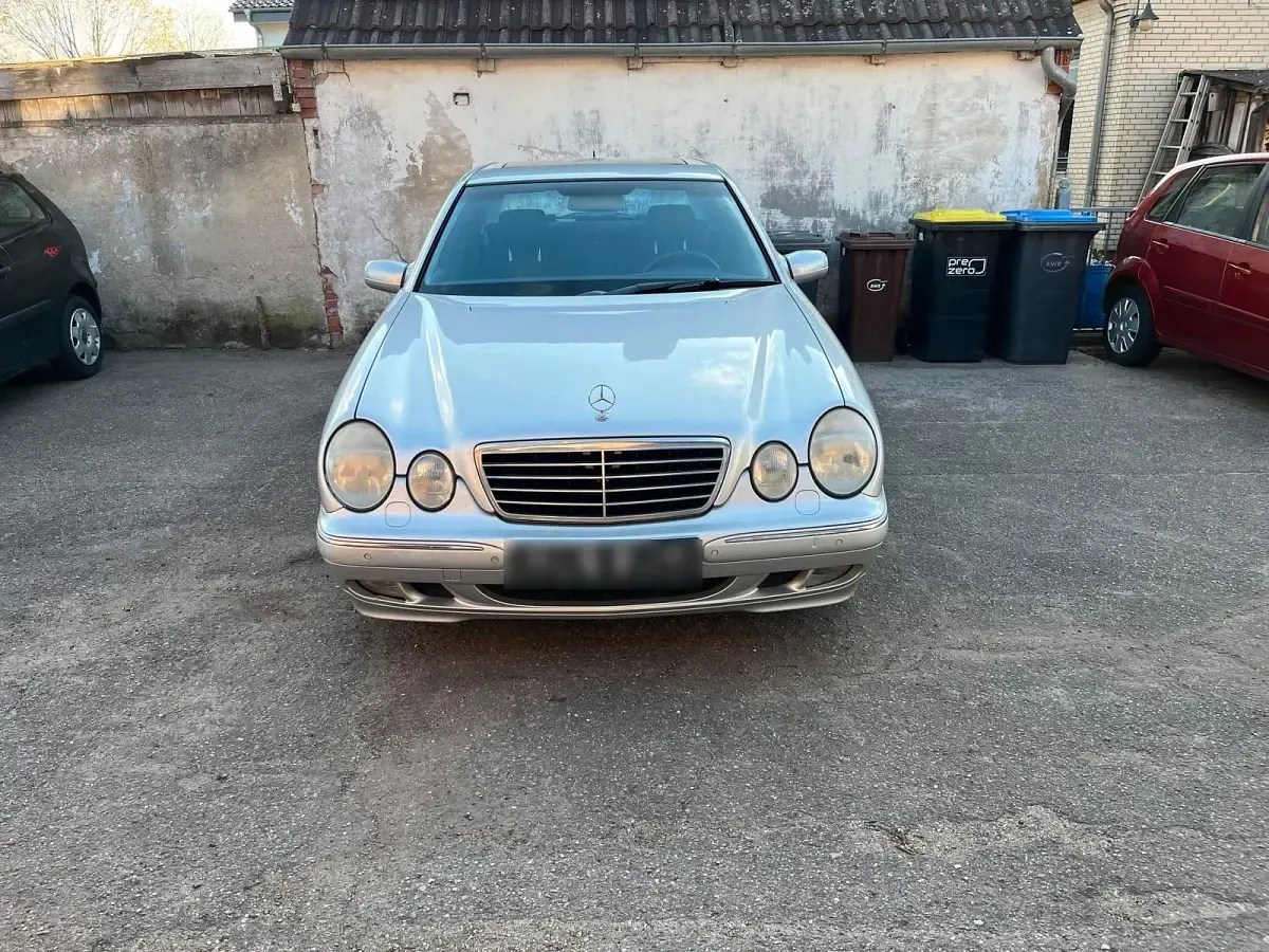 Używany Mercedes E320 Avantgarde 197 KM (144 kW) 2000 Sedan/Limuzyna