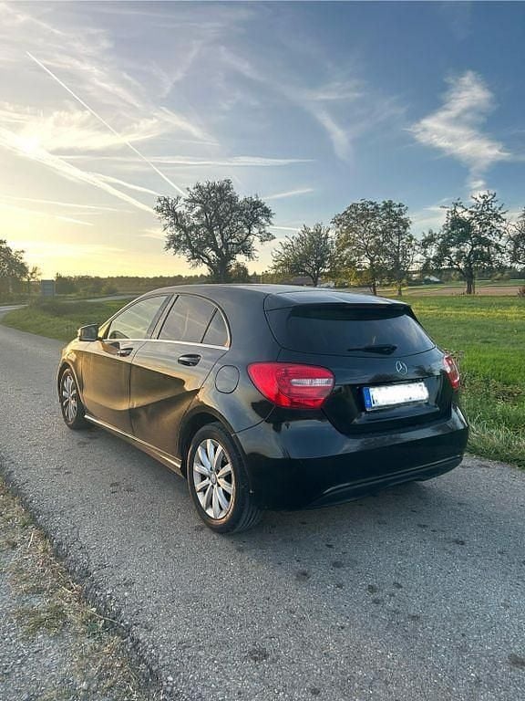 Gebraucht Mercedes A180 122 PS (89 kW) 2013 Schwarz Limousine