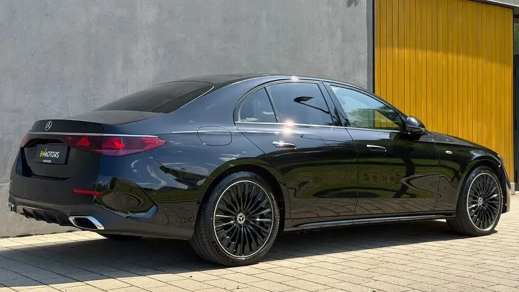 Gebraucht Mercedes E300 AMG Line Premium 197 PS (144 kW) 2025 Schwarz Limousine