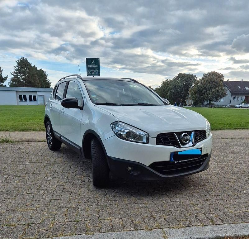 Weiß Gebraucht 2013 Nissan Qashqai 360º SUV | 7.999 € (Teuer) - Bild 1/4