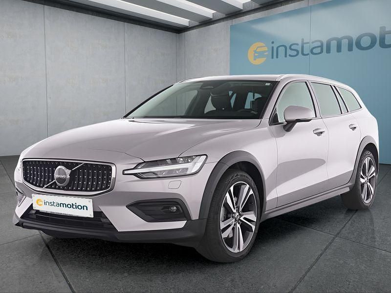 Silber Gebraucht 2023 Volvo V60 CC Kombi | 40.449 € (Fairer Preis) - Bild 1/4