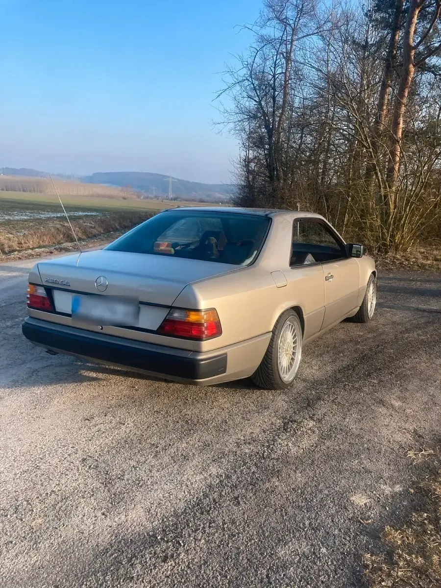 Gebraucht Mercedes 230 136 PS (100 kW) 1987 Coupé