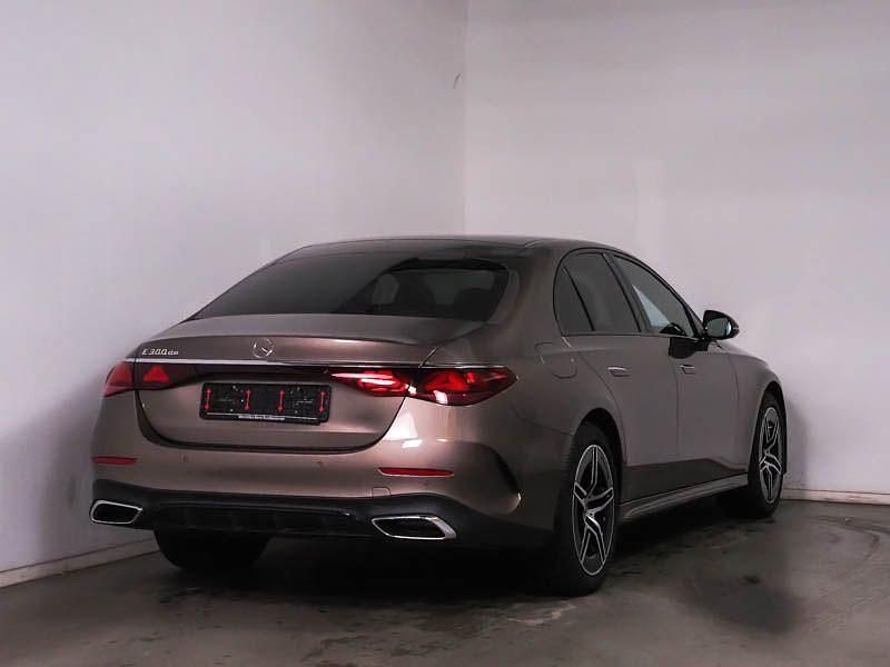 Gebraucht Mercedes E300 AMG 313 PS (230 kW) 2024 Metalliclack samtbraun Limousine