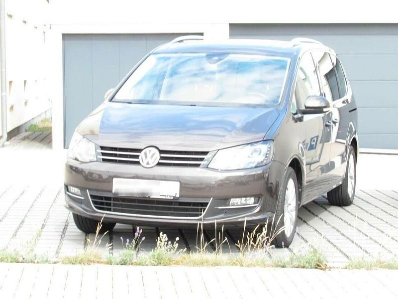 Braun Gebraucht 2017 VW Sharan Highline Van / Kleinbus | 25.000 € (Fairer Preis) - Bild 1/4