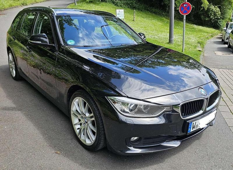 Schwarz Gebraucht 2013 BMW 320 Sport Line Kombi | 7.999 € (Fairer Preis) - Bild 1/4