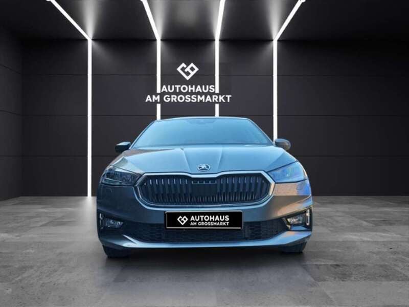 Grau Gebraucht 2024 Skoda Fabia Selection Limousine | 22.990 € (Fairer Preis) - Bild 1/4