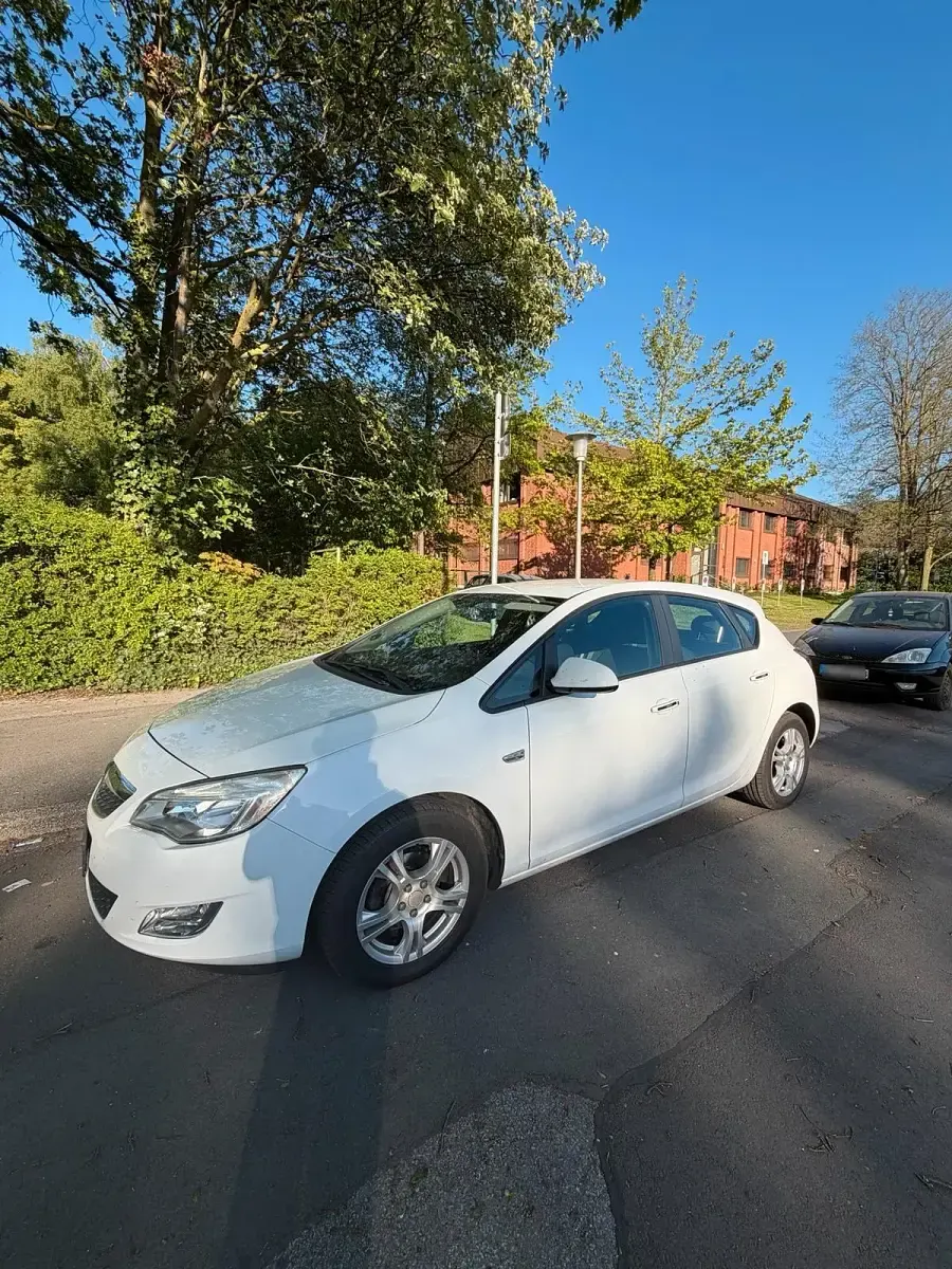 Second-hand Opel Astra 110 CP (80 kW) 2012 Alb Hatchback