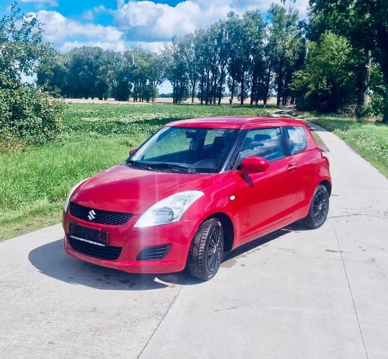 Rot Gebraucht 2010 Suzuki Swift Kleinwagen | 2.700 € (Fairer Preis) - Bild 1/4