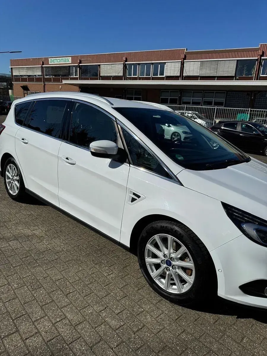 Gebraucht Ford S-MAX Titanium 179 PS (131 kW) 2016 Weiß Van / Kleinbus