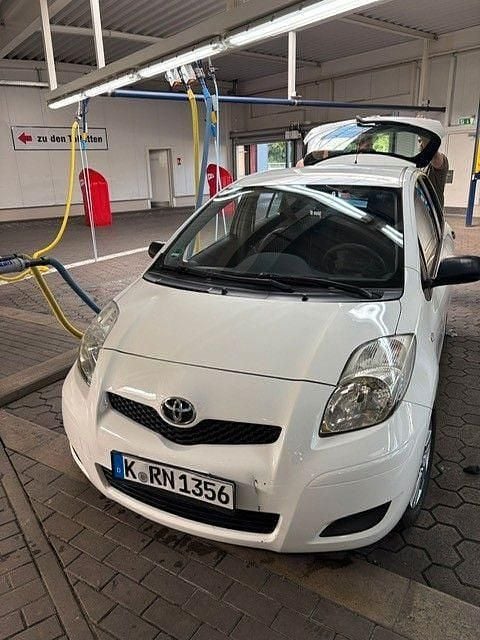 Weiß Gebraucht 2009 Toyota Yaris Limousine | 1.850 € (Superpreis) - Bild 1/4