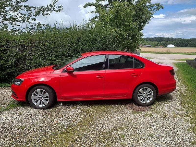 Grau Gebraucht 2016 VW Jetta Limousine | 9.800 € (Fairer Preis) - Bild 1/4
