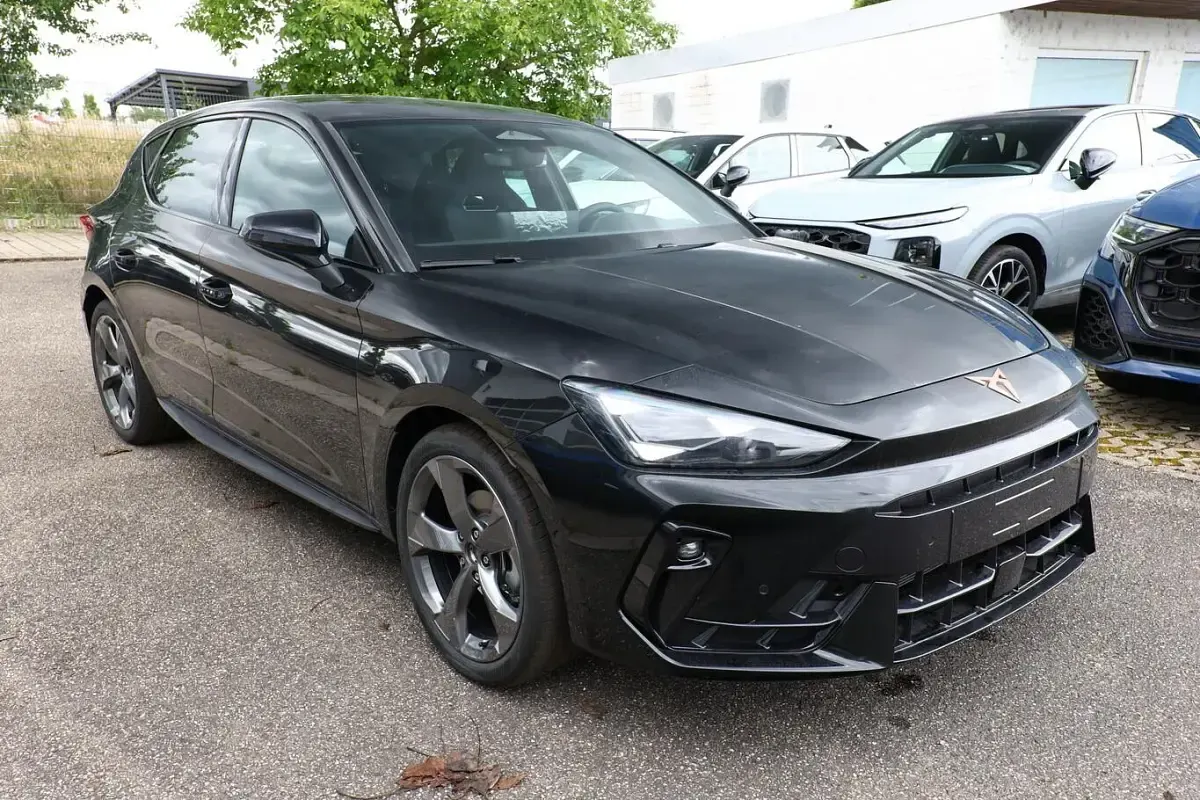 Neu Cupra Leon 150 PS (110 kW) 2026 Midnight schwarz metallic Limousine