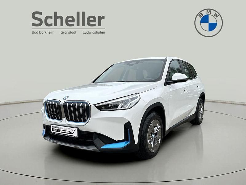 Weiß Gebraucht 2023 BMW iX1 Performance SUV | 31.490 € (Guter Preis) - Bild 1/4