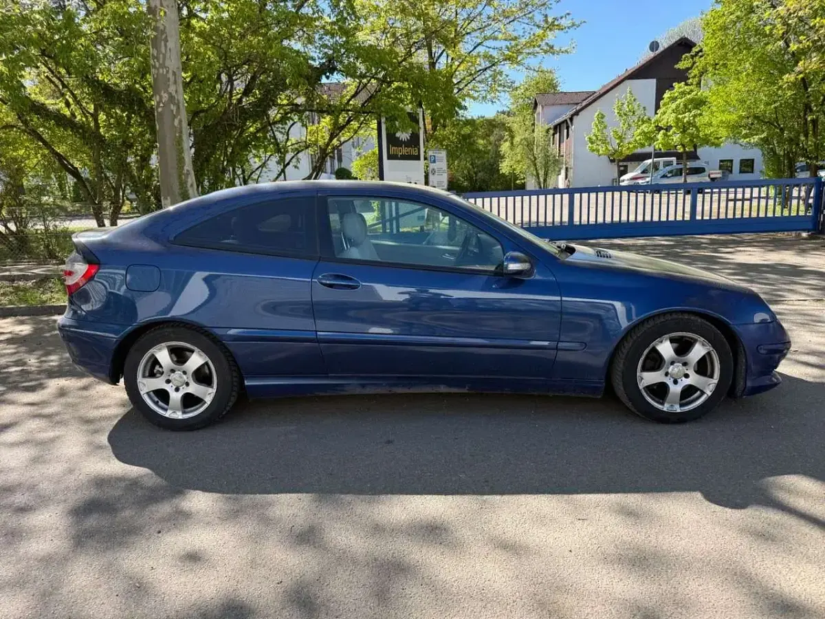 Gebraucht Mercedes C180 143 PS (105 kW) 2005 Blau Coupé