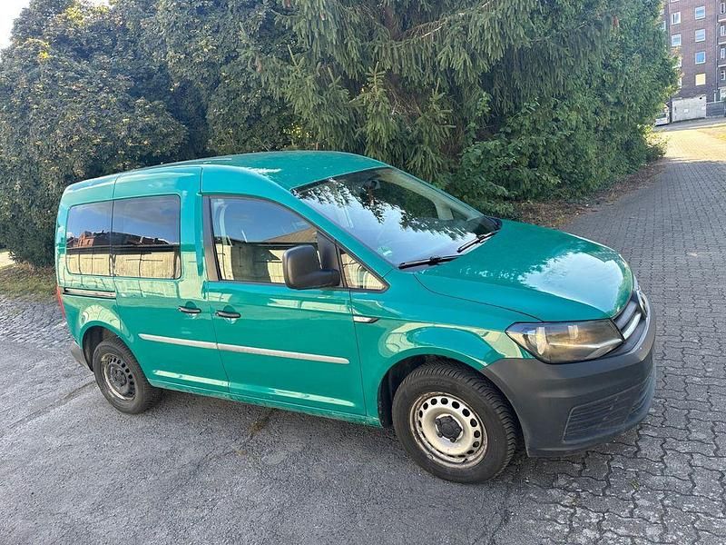 Grün Gebraucht 2018 VW Caddy Trendline Van / Kleinbus | 6.783 € (Teuer) - Bild 1/4