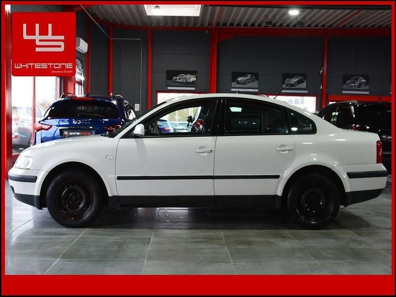 Weiß Gebraucht 2000 VW Passat Limousine | 990 € (Superpreis) - Bild 1/4