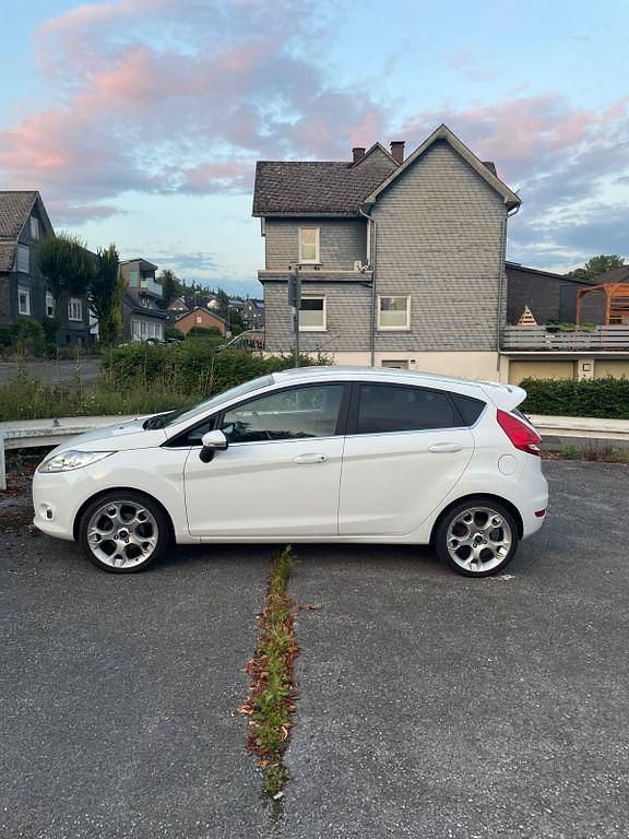 Gebraucht Ford Fiesta Titanium 120 PS (88 kW) 2010 Weiß Kleinwagen