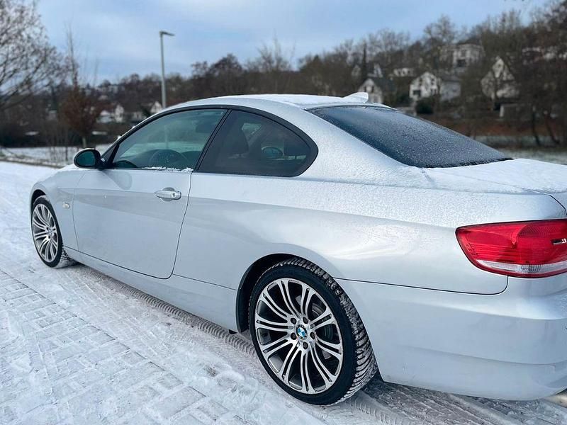 Gebraucht BMW 320 177 PS (130 kW) 2009 Silber Coupé
