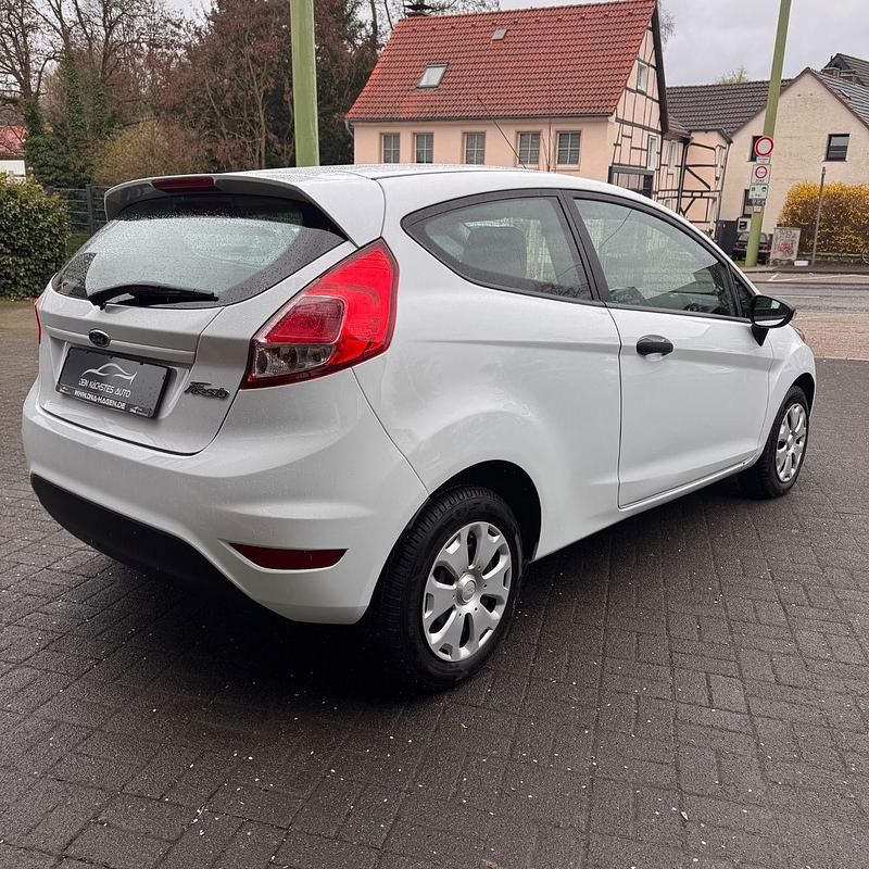 Gebraucht Ford Fiesta Ambiente 60 PS (44 kW) 2016 Weiß Kleinwagen