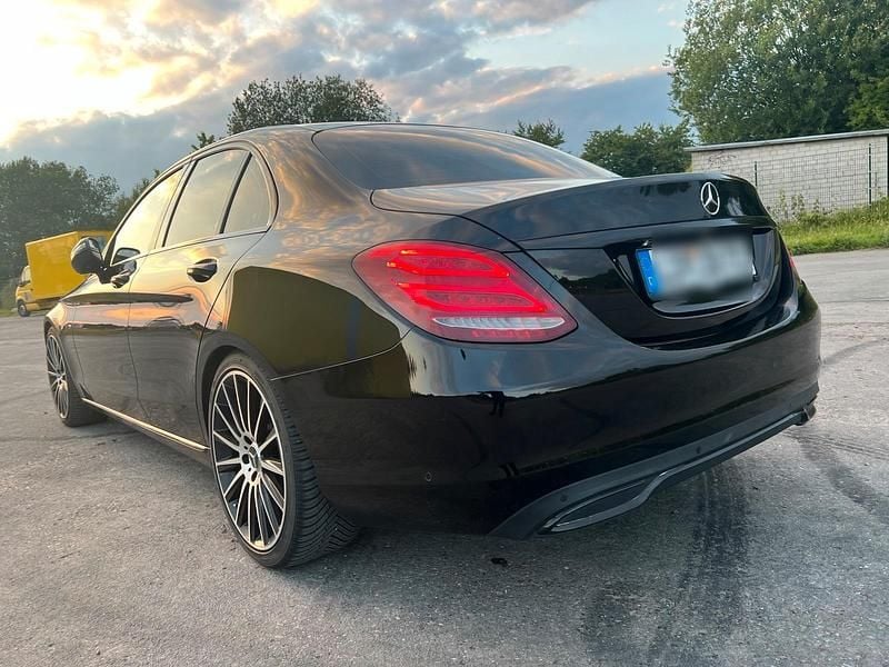 Schwarz Gebraucht 2015 Mercedes C250 Limousine | 17.500 € (Fairer Preis) - Bild 1/4