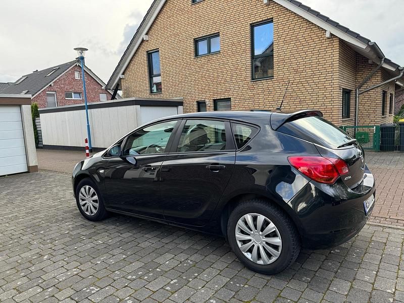 Gebraucht Opel Astra 99 PS (72 kW) 2012 Schwarz Kleinwagen