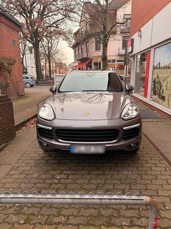 Grau Gebraucht 2015 Porsche Cayenne SUV | 36.500 € (Teuer) - Bild 1/4