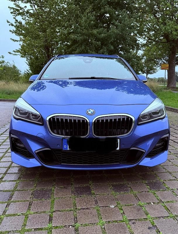 Blau Gebraucht 2019 BMW 220 Gran Tourer M Sport Van / Kleinbus | 26.990 € (Etwas zu teuer) - Bild 1/4