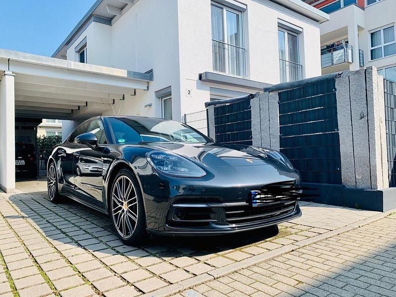 Grau Gebraucht 2018 Porsche Panamera Limousine | 62.799 € (Fairer Preis) - Bild 1/4