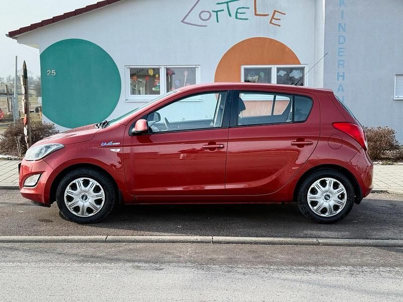 Gebraucht Hyundai i20 75 PS (55 kW) 2013 Rot Kleinwagen