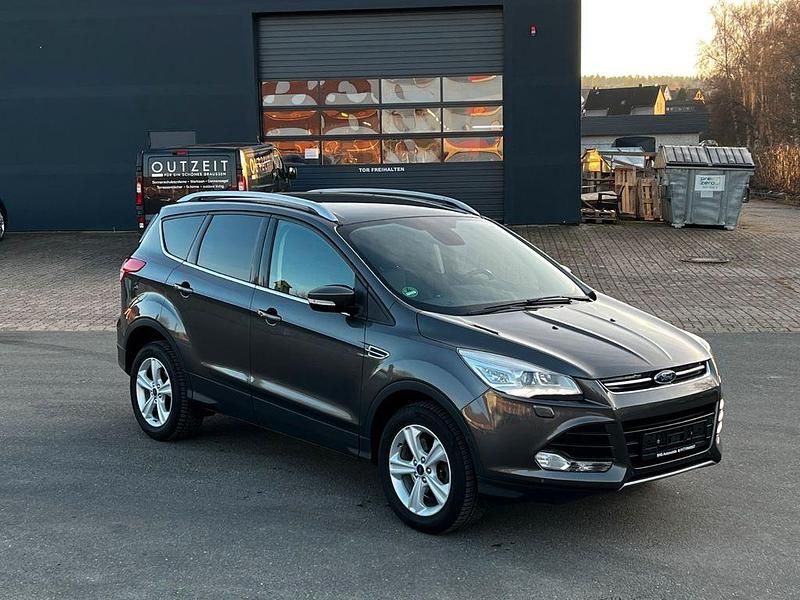 Gebraucht Ford Kuga Titanium 150 PS (110 kW) 2016 Grau SUV
