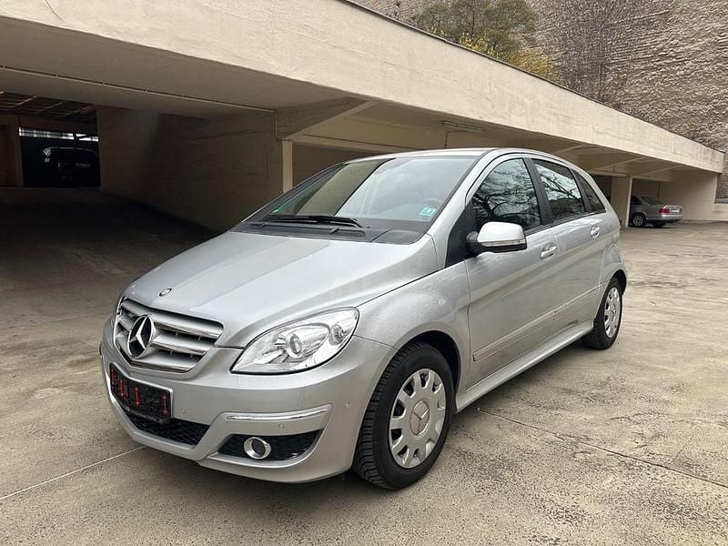 Gebraucht Mercedes B180 116 PS (85 kW) 2011 Silber Van / Kleinbus